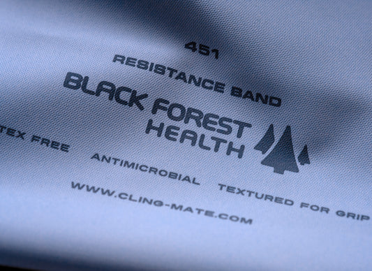 Blaues Fitnessband Level 1 mit Black Forest Health Markenaufdruck und strukturierter Oberfläche im Detail