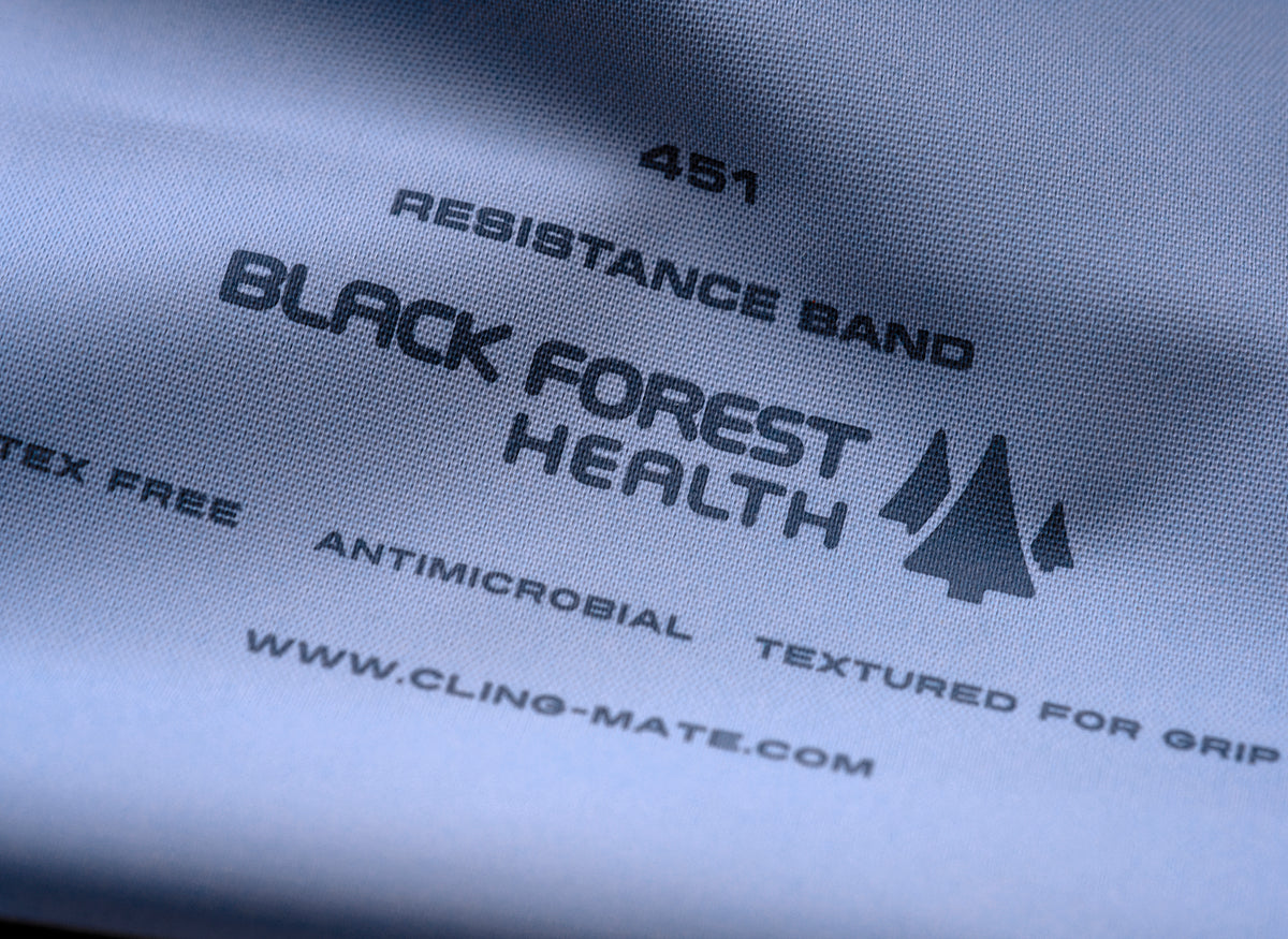 Blaues Fitnessband Level 1 mit Black Forest Health Markenaufdruck und strukturierter Oberfläche im Detail