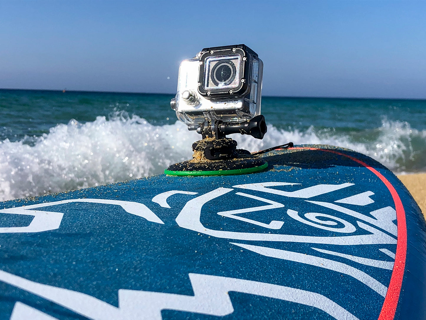 ClingCam Actionkamera-Halterung auf Surfboard – ideal für raue Oberflächen