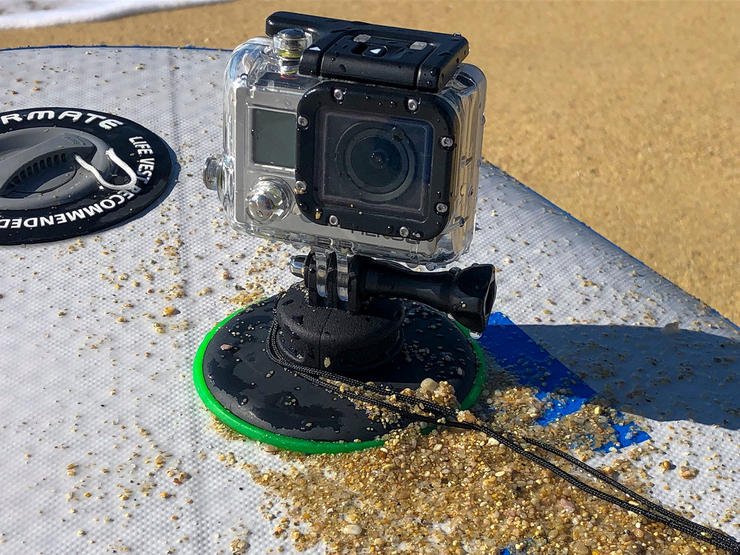 ClingCam mit GoPro auf Surfboard am Strand – perfekt für Wassersport
