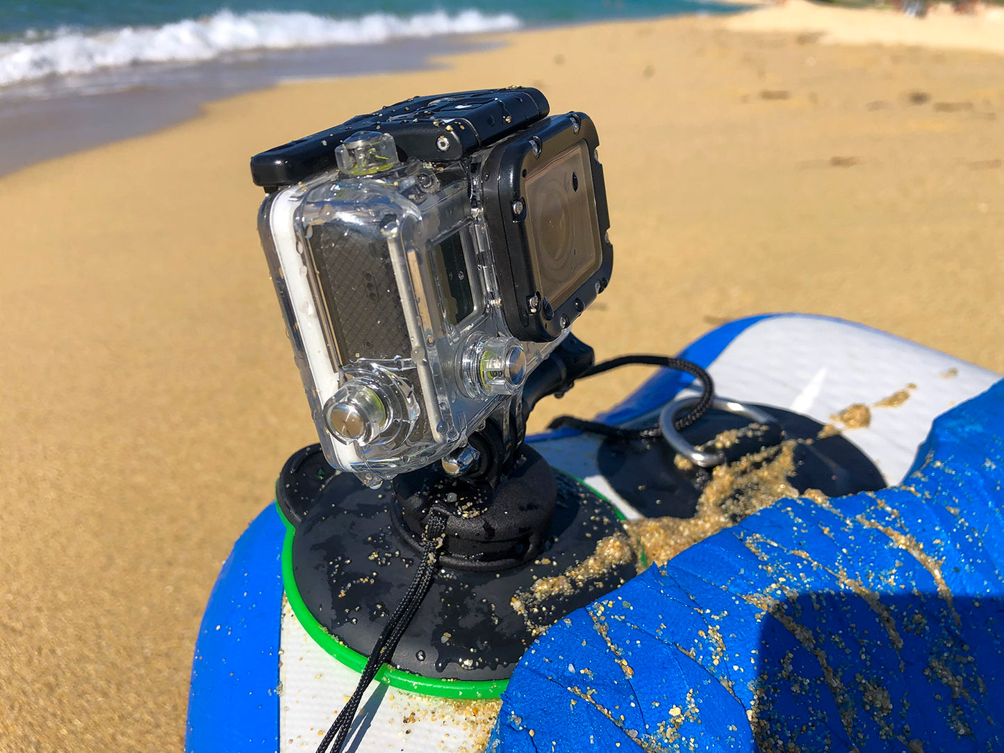 ClingCam auf rauem Surfboard-Heck – starker Halt auf strukturierter Oberfläche