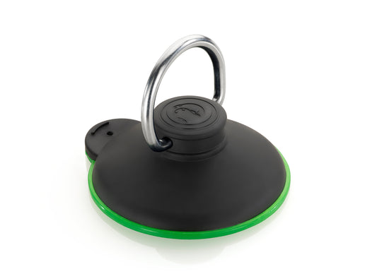 ClingLoop – ClingFish® Saugnapf mit massivem Edelstahl D-Ring, Schrägansicht, schwarzes Gehäuse mit grünem Haftrand, Made in Germany